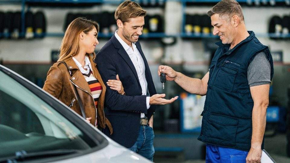 Autoankauf Ennigerloh nimmt das Fahrzeug eines Paares entgegen